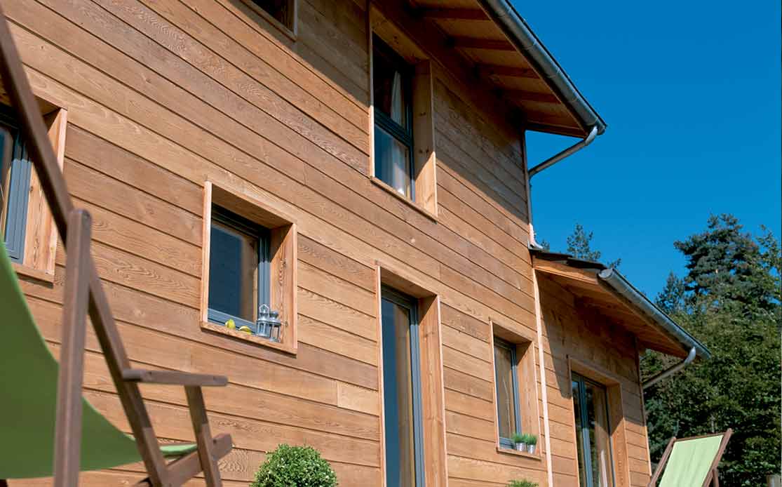 Les Couvreurs Marmottins : artisan charpentier, couvreur, zingueur, menuisier, peintre en Savoie, Haute-Savoie et Rhône-Alpes . Rénovation charpente, toiture, bardage, nettoyage et hydrofuge toiture, zinguerie, peinture lasure bois, isolation des combles 