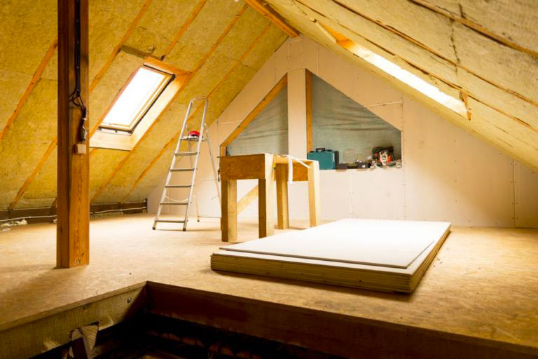 Les Couvreurs Marmottins : artisan charpentier, couvreur, zingueur, menuisier, peintre en Savoie, Haute-Savoie et Rhône-Alpes . Rénovation charpente, toiture, bardage, nettoyage et hydrofuge toiture, zinguerie, peinture lasure bois, isolation des combles 