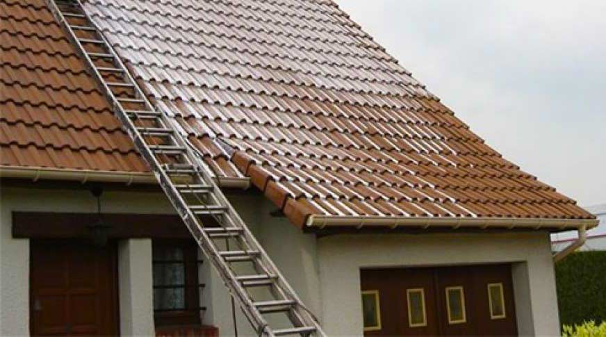 Nettoyage et traitement hydrofuge toiture - Les Couvreurs Marmottins : protection anti-mousse, démoussage couverture. Revêtement peinture hydrofuge toit. Savoie, Haute-Savoie et Rhône-Alpes