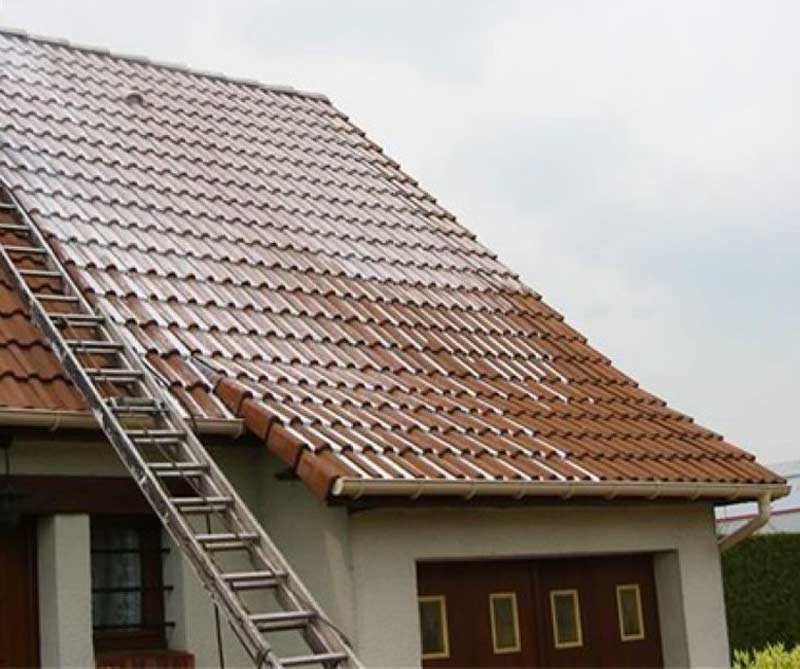 Nettoyage et traitement hydrofuge toiture - Les Couvreurs Marmottins : protection anti-mousse, démoussage couverture. Revêtement peinture hydrofuge toit. Savoie, Haute-Savoie et Rhône-Alpes